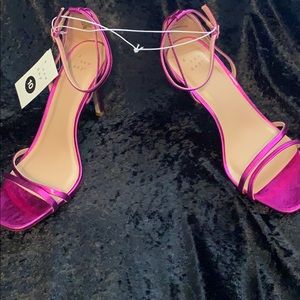 Never Worn Heels SIZE 10. Tag still attached.
